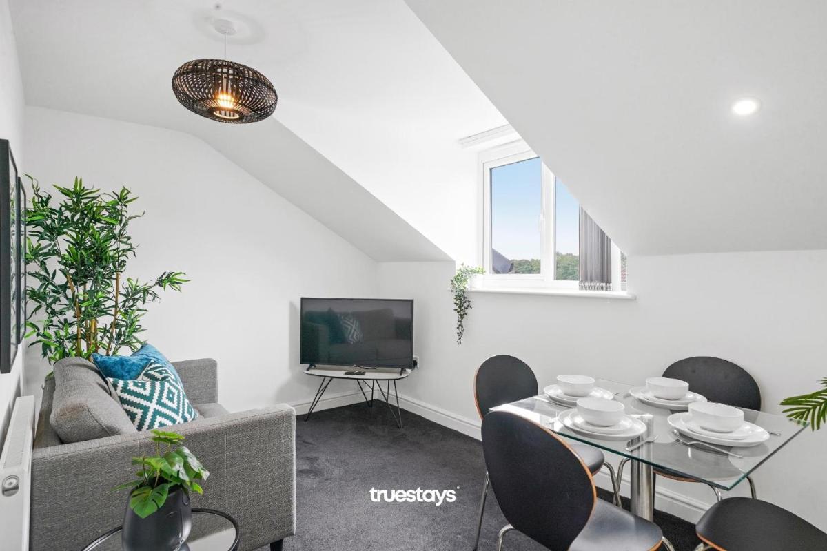 NEW 5 Sarah House by Truestays - 2 Bedroom Apartment - FREE Parking - Housity