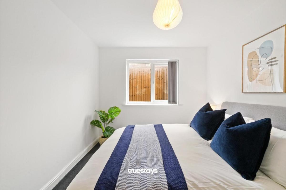 1 Sarah House by Truestays - 2 Bedroom Apartment - FREE Wifi & Parking - Housity