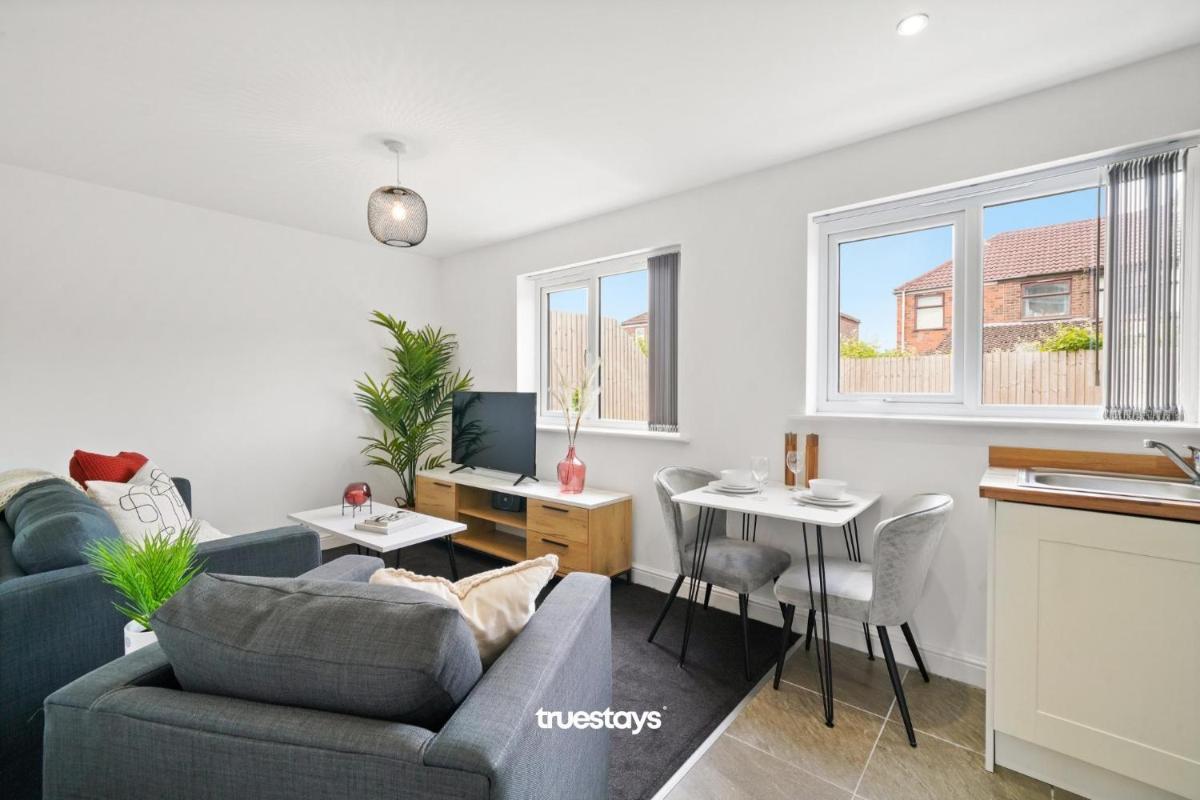 1 Sarah House by Truestays - 2 Bedroom Apartment - FREE Wifi & Parking - Housity