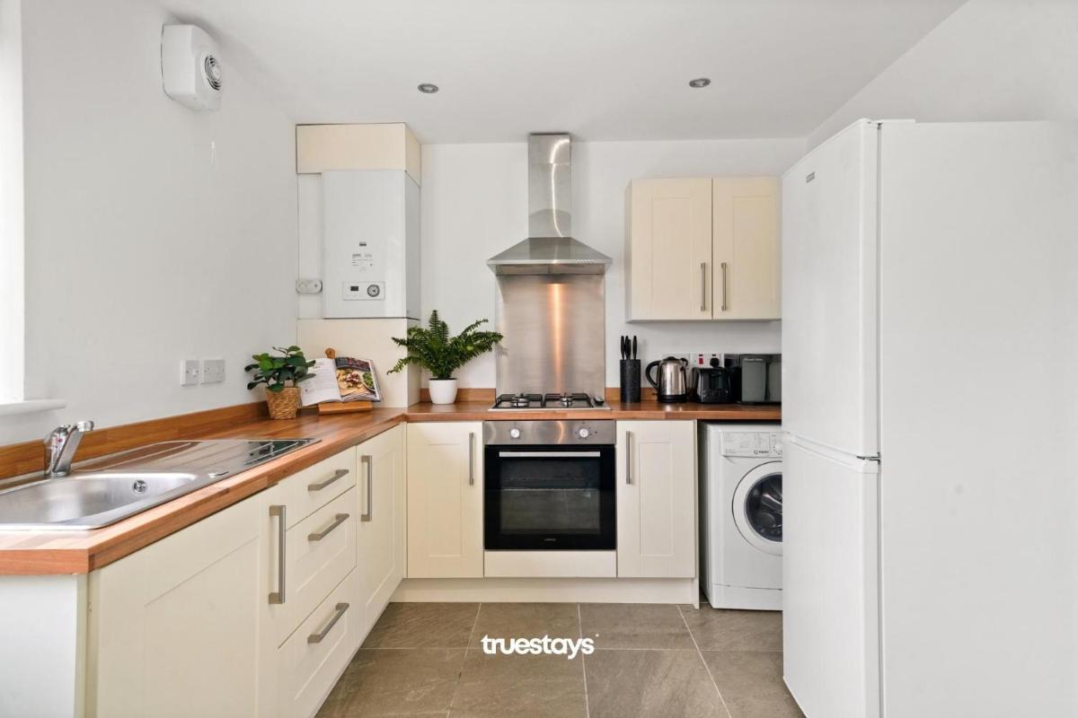 1 Sarah House by Truestays - 2 Bedroom Apartment - FREE Wifi & Parking - Housity