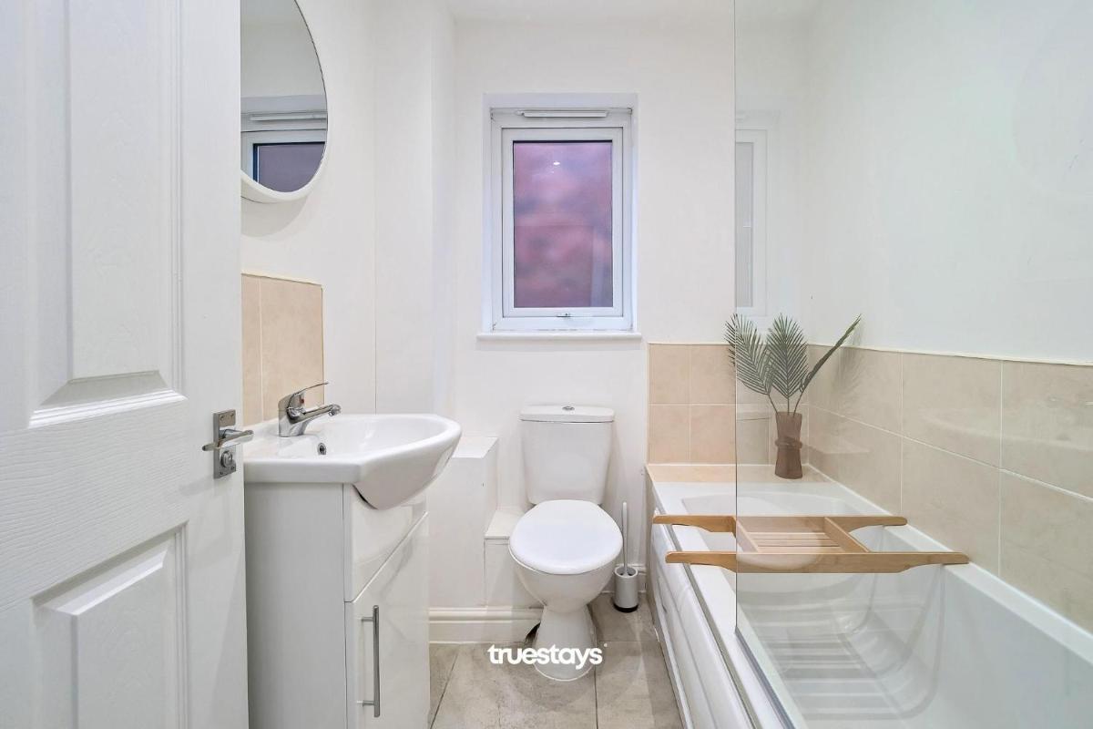 Ashworth House by Truestays - NEW 3 Bedroom House in Failsworth, Manchester - Housity