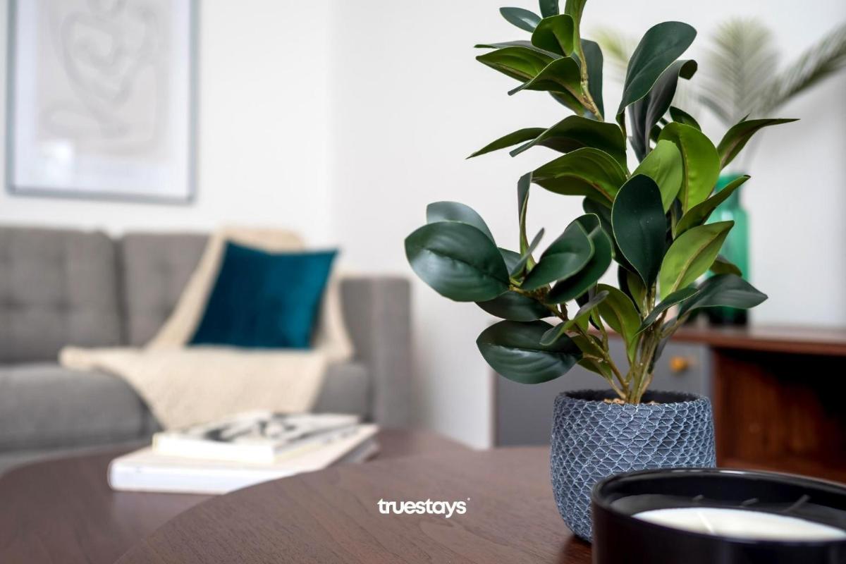 Ashworth House by Truestays - NEW 3 Bedroom House in Failsworth, Manchester - Housity