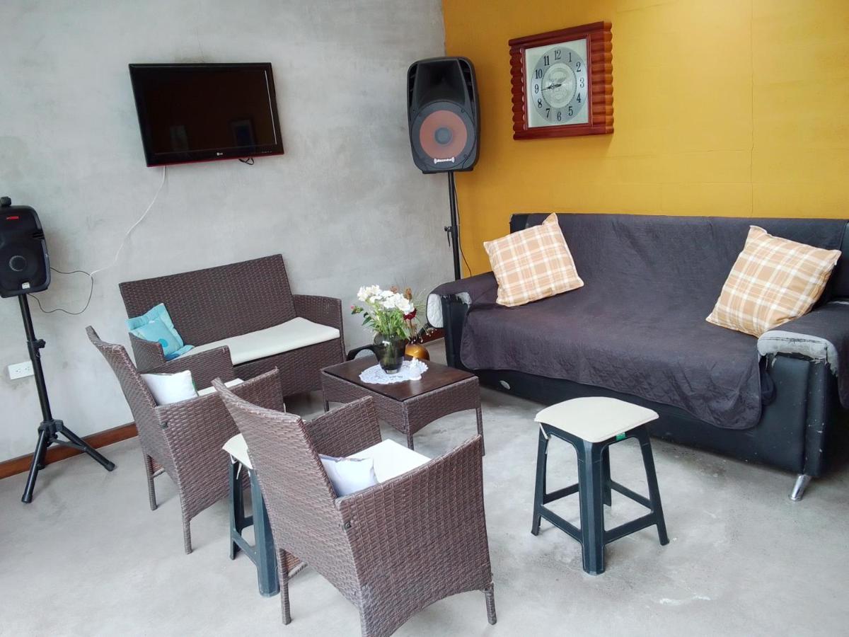 Hogar de Adriane Bed and breakfast cerca al aeropuerto - Housity