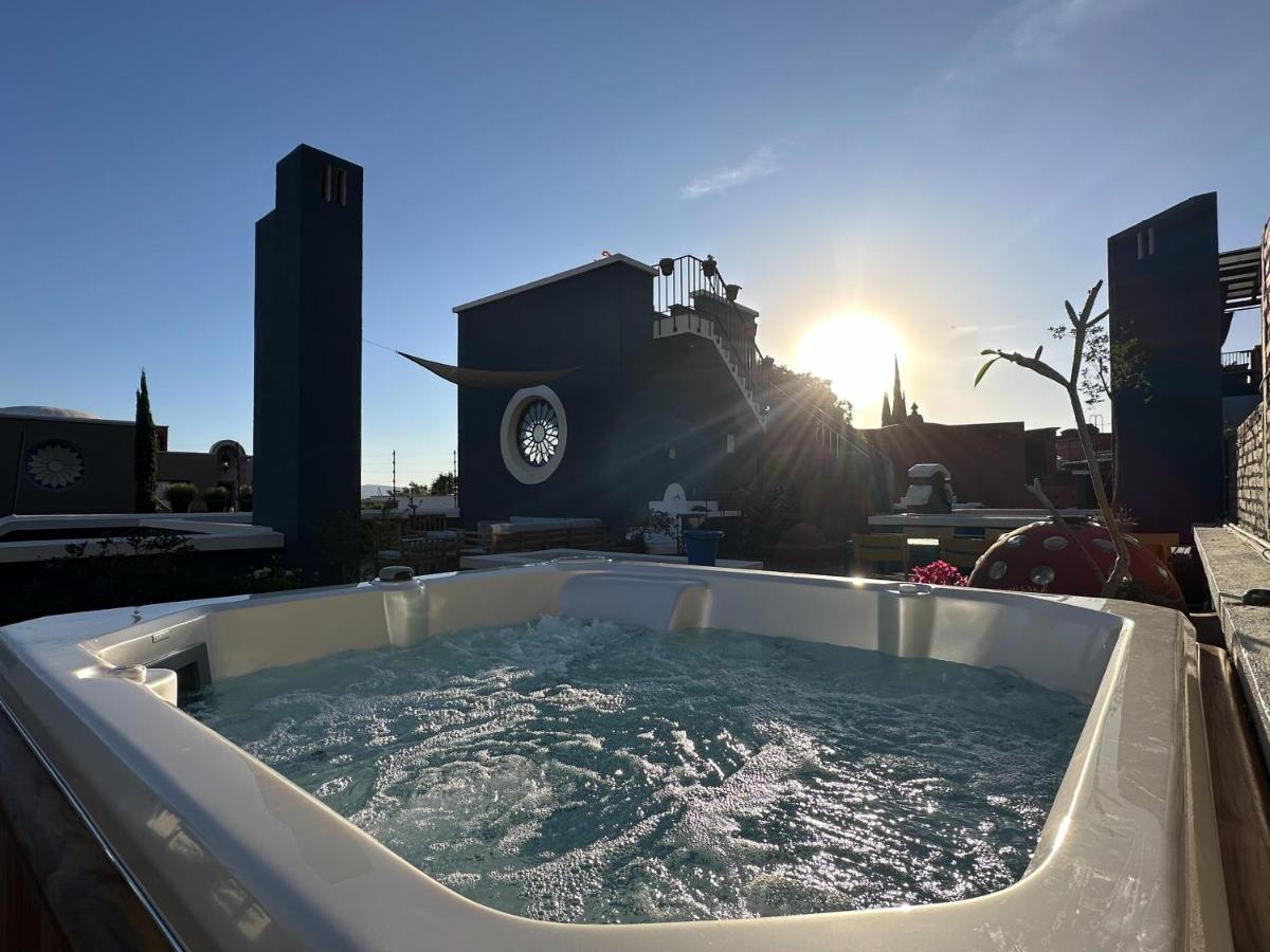 Rooftop Jacuzzi! Country-style 4 Bedroom Cottage - Housity