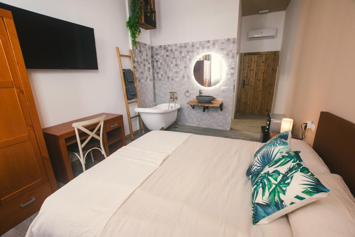 Banana Beach Patacona Rooms - Housity