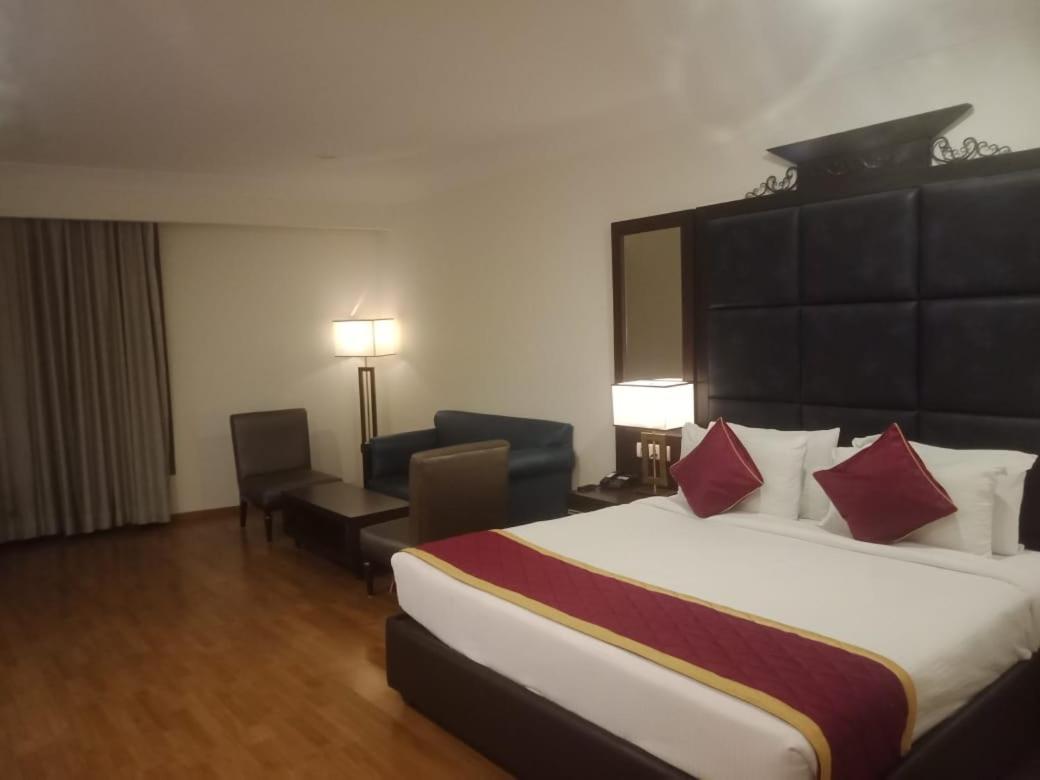Svm Pride Banjara- Road View Stay- Free Lavish Buffet Breakfast-18 Percent Off In Restaurant Food Order - Housity