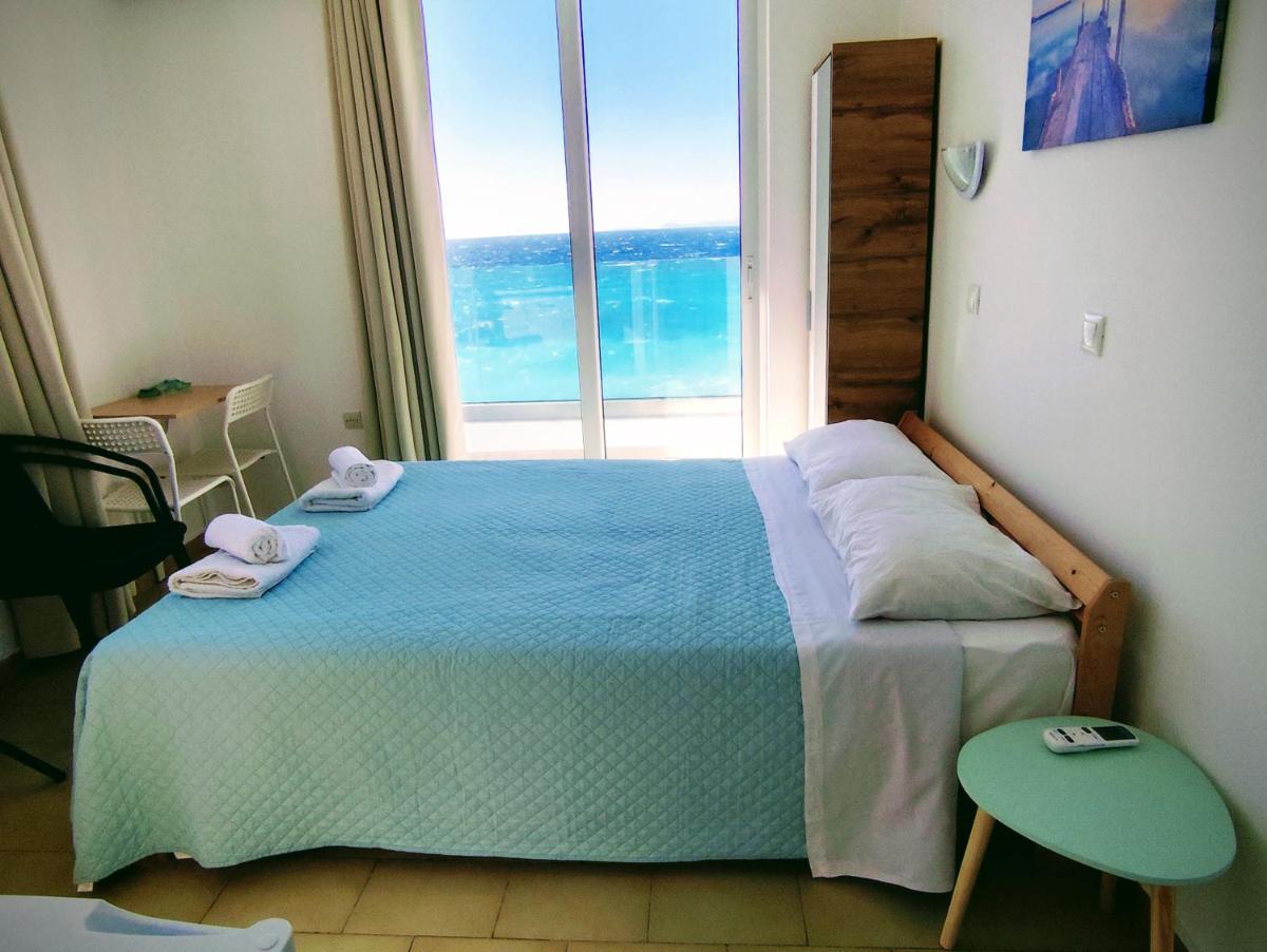 Lilian's Seaview-Barstreet-Youth Studios - Housity