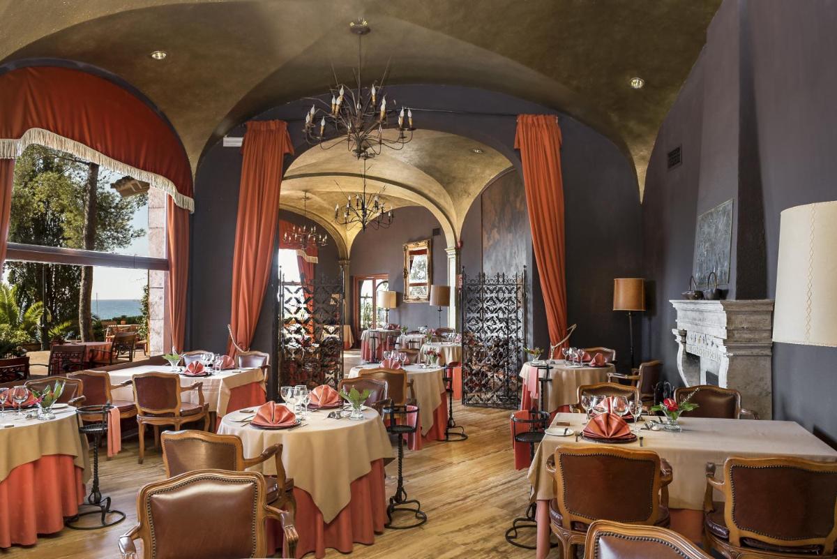 Un restaurante o sitio para comer en Rigat Park & Spa Hotel - Adults Recommended