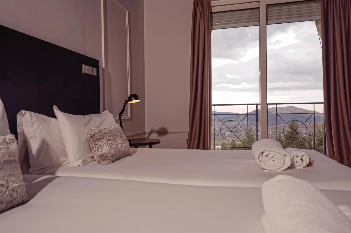 Cama o camas de una habitación en Hotel Hita "Nature Experience" for all