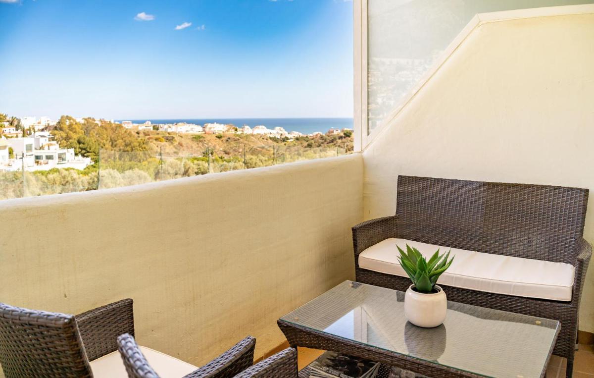 Lovely Apartment In Benalmádena - Housity