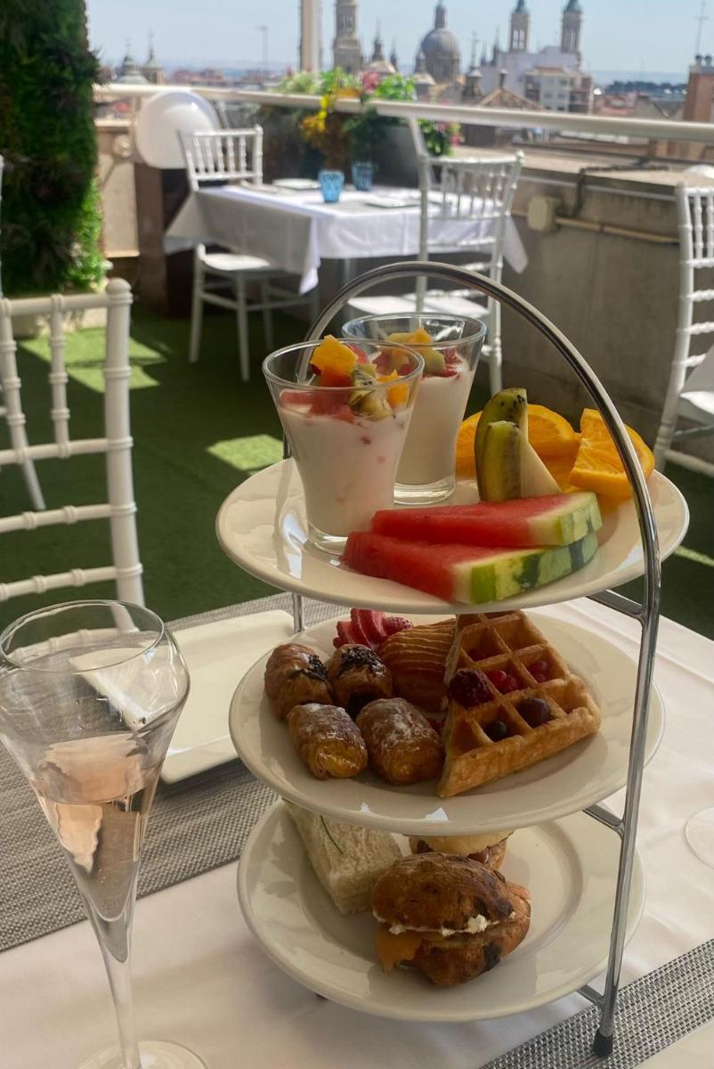 Comida en o cerca de este hotel