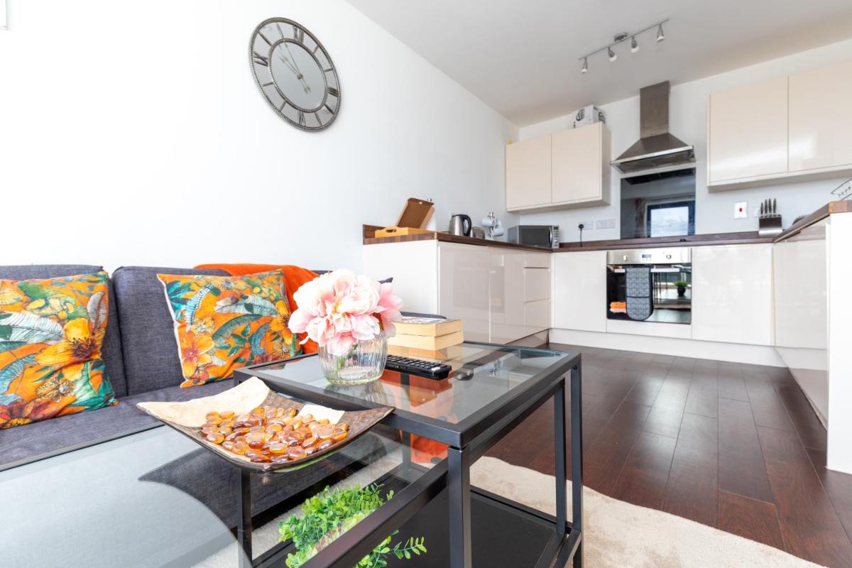 Stevenage - 2 Bedroom Apartment, Free Wifi & Balcony Upto 5 guests - Housity