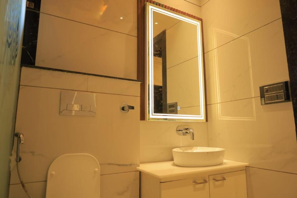 Royal Galaxy - Housity