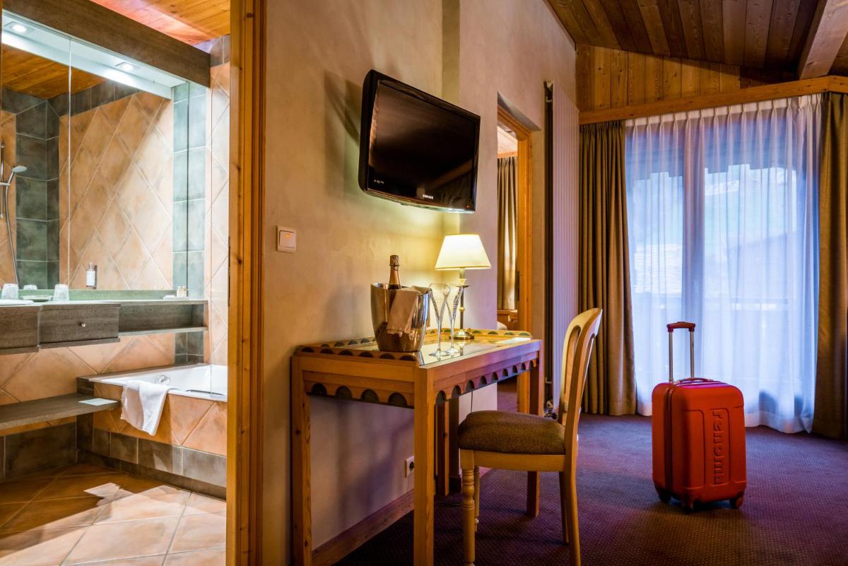Télévision ou salle de divertissement dans l'établissement Hotel Le Samoyede
