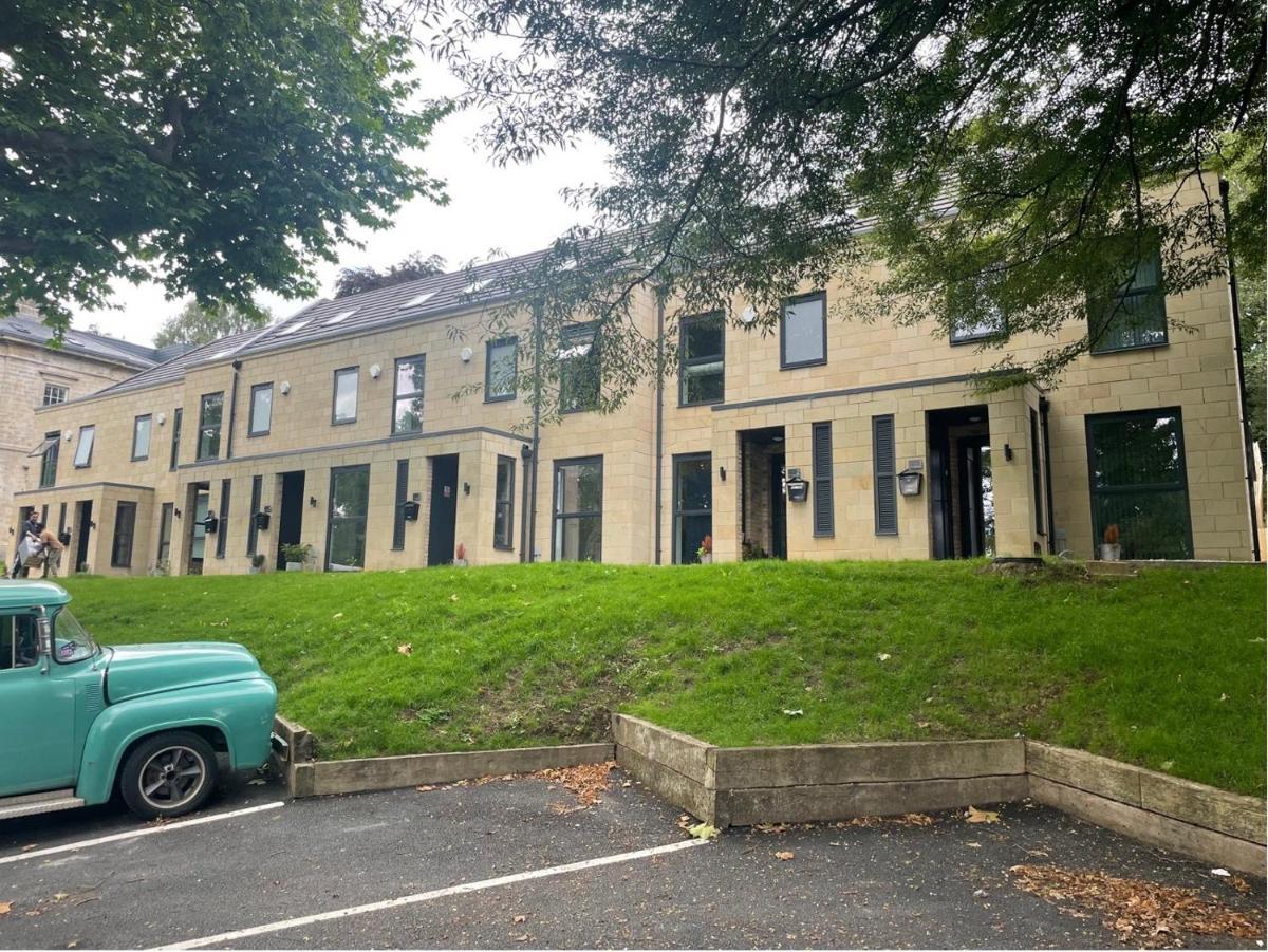 BV Comfy Spacious 3 Bedroom TownHouse At One Cliff Oak Leeds Perfect For Contractors - Housity