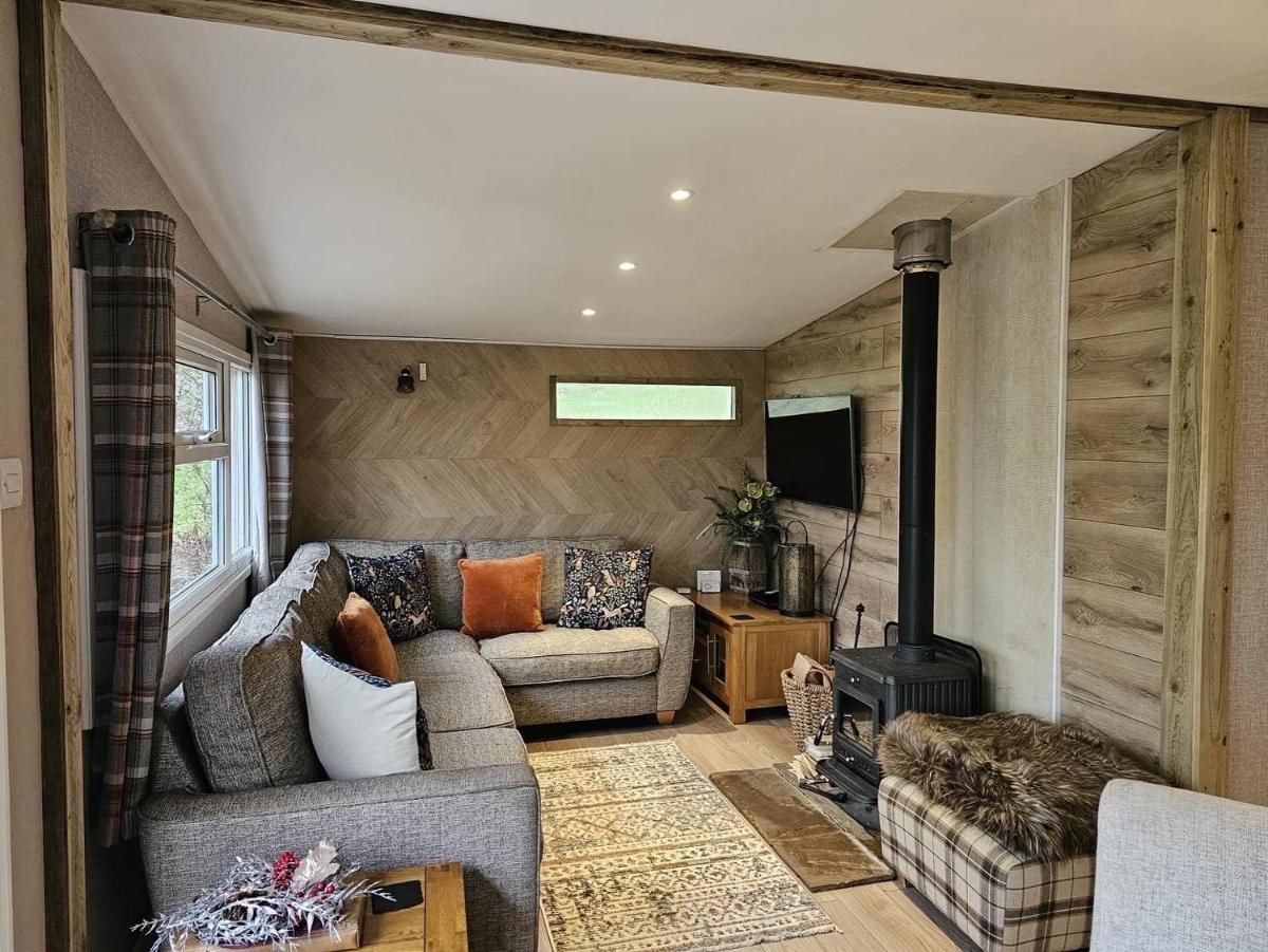 Rowan Tree Lodge with hot tub - Housity