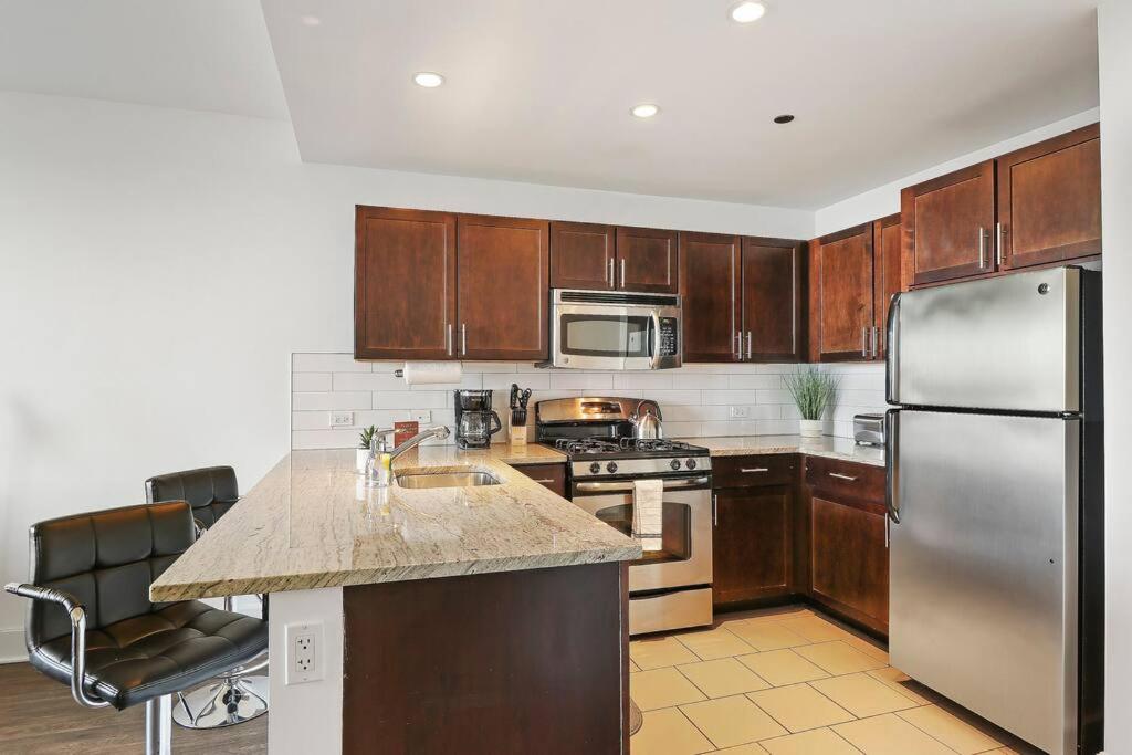 1BR Chic & Elite Apt in Hyde Park - Shoreland 714 - Housity