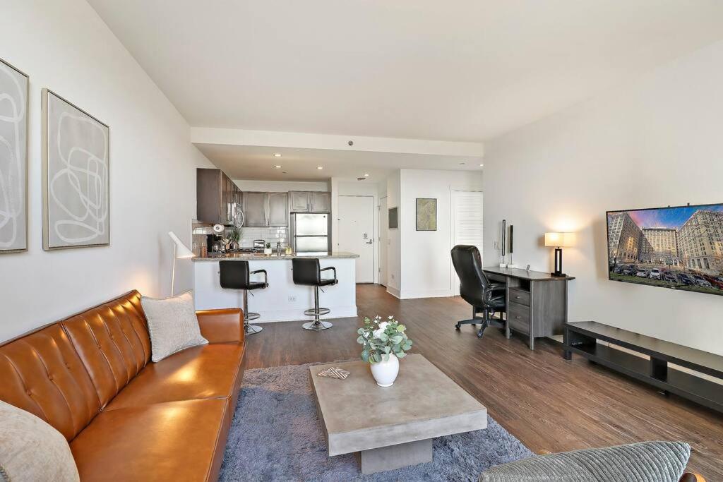 1BR Chic & Elite Apt in Hyde Park - Shoreland 714 - Housity