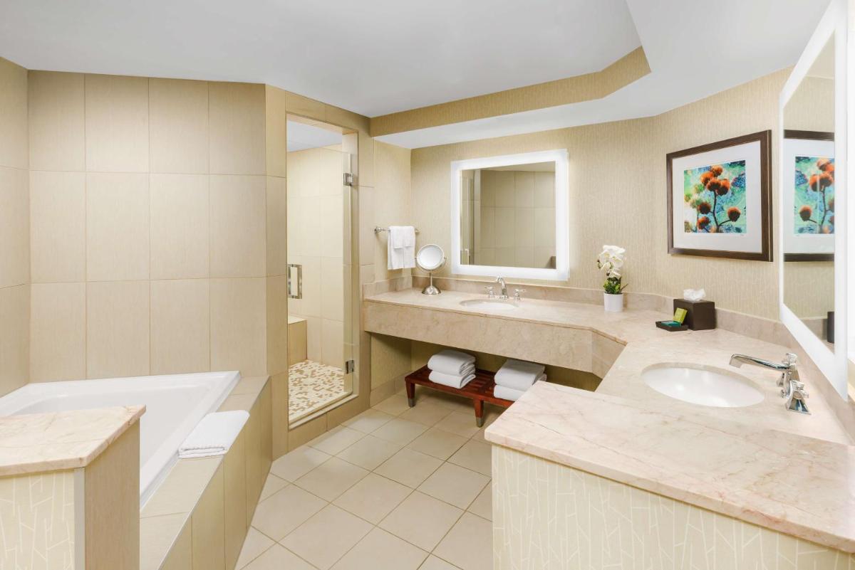 Hilton Phoenix Airport - Housity