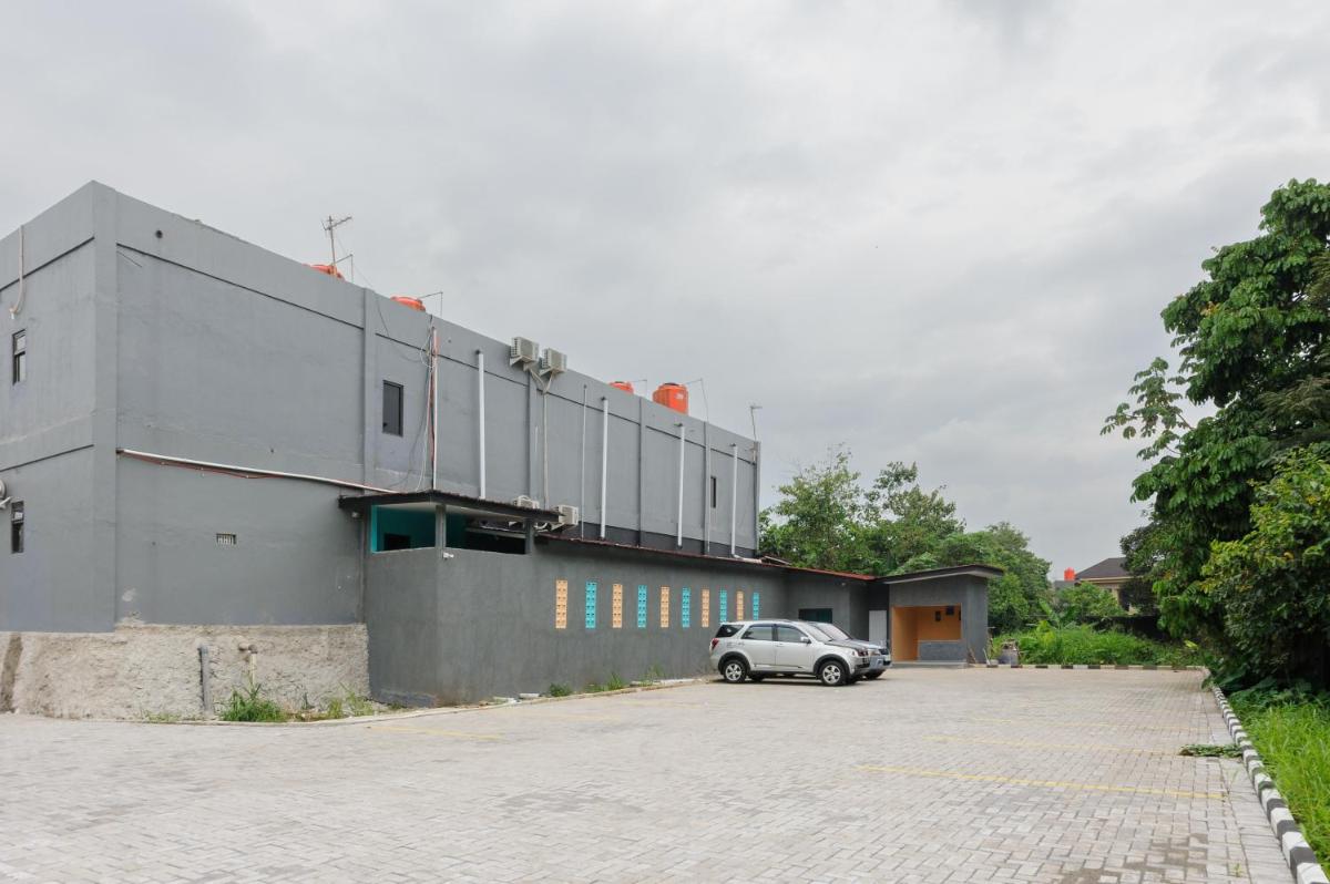Sans Hotel Cibanteng Dramaga Bogor - Housity