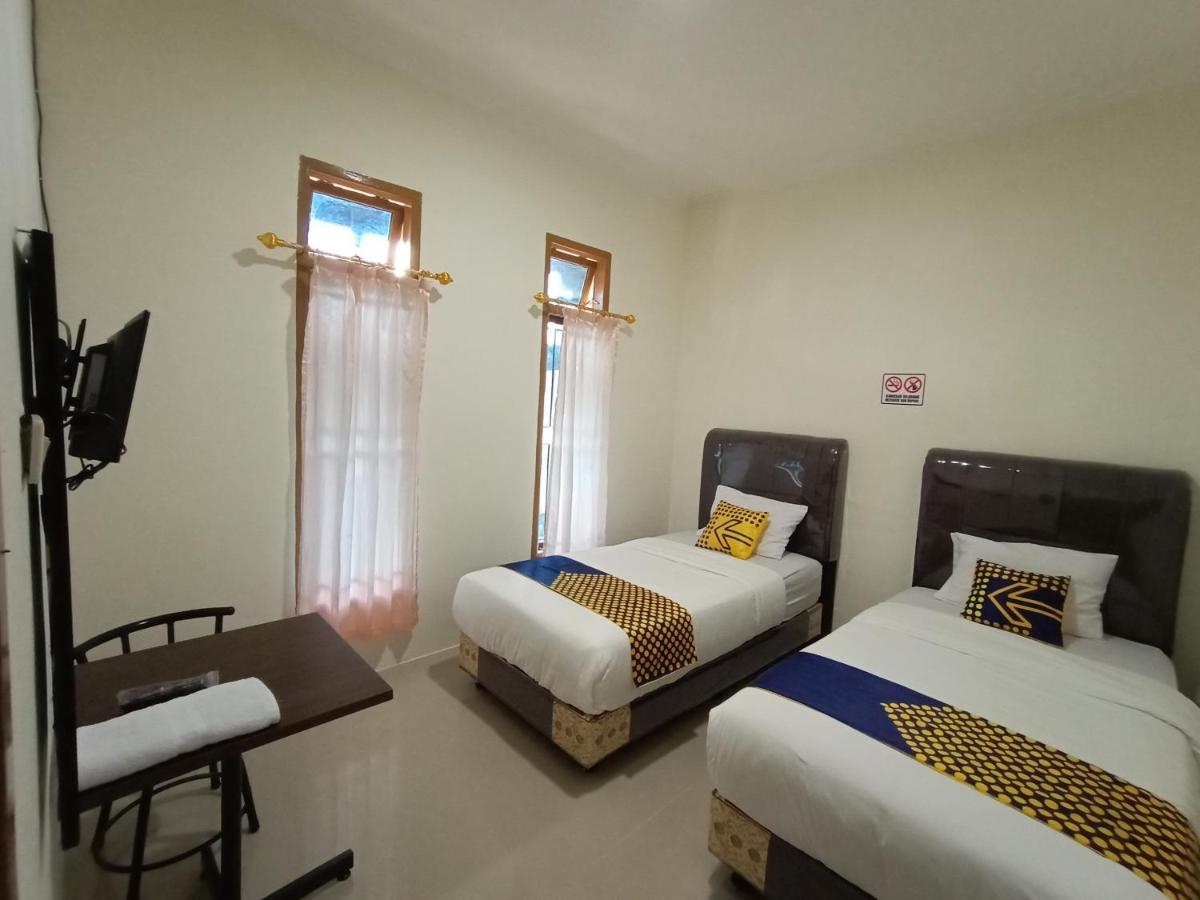 Pink's Guesthouse - Housity