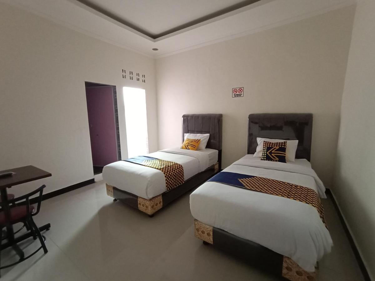 Pink's Guesthouse - Housity