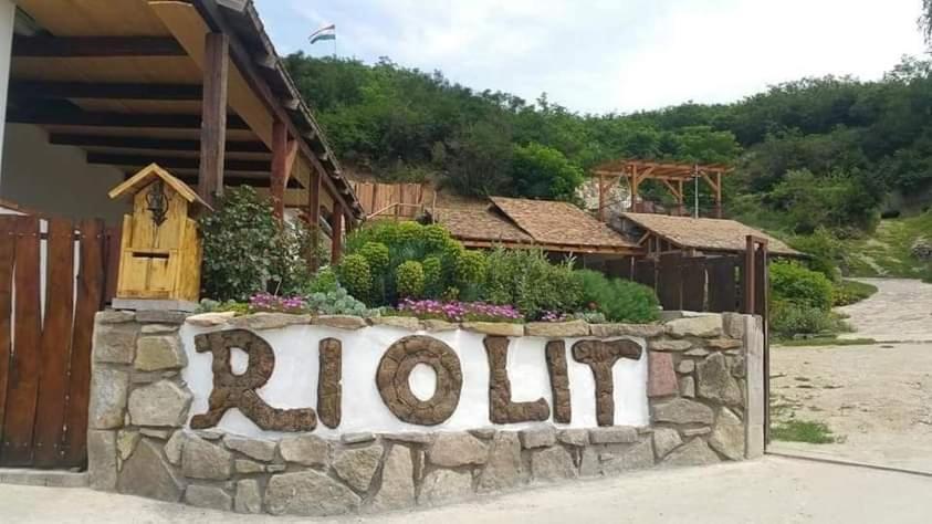 Riolit Barlangszállás Szomolya - Housity