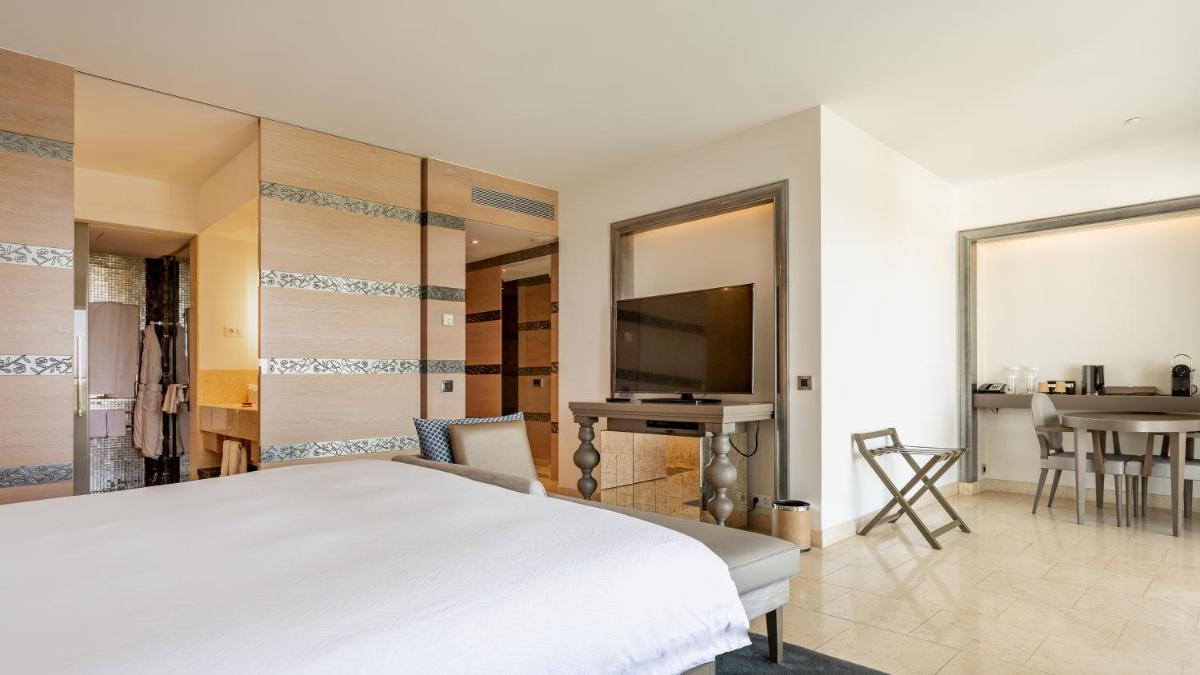Uma cama ou camas num quarto em Conrad Algarve