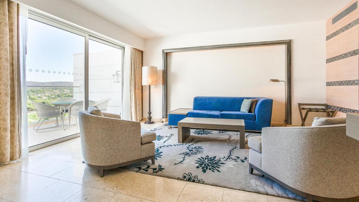 Uma área de estar em Conrad Algarve