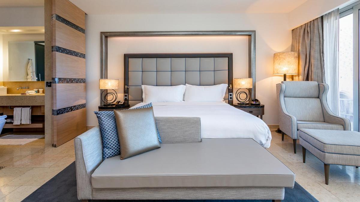 Uma cama ou camas num quarto em Conrad Algarve