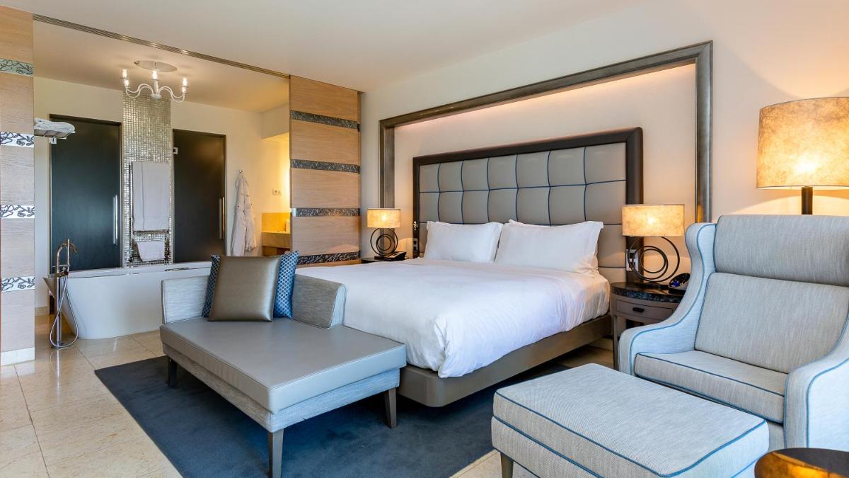 Uma cama ou camas num quarto em Conrad Algarve