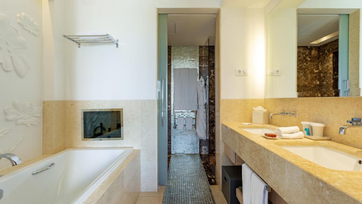 Uma casa de banho em Conrad Algarve