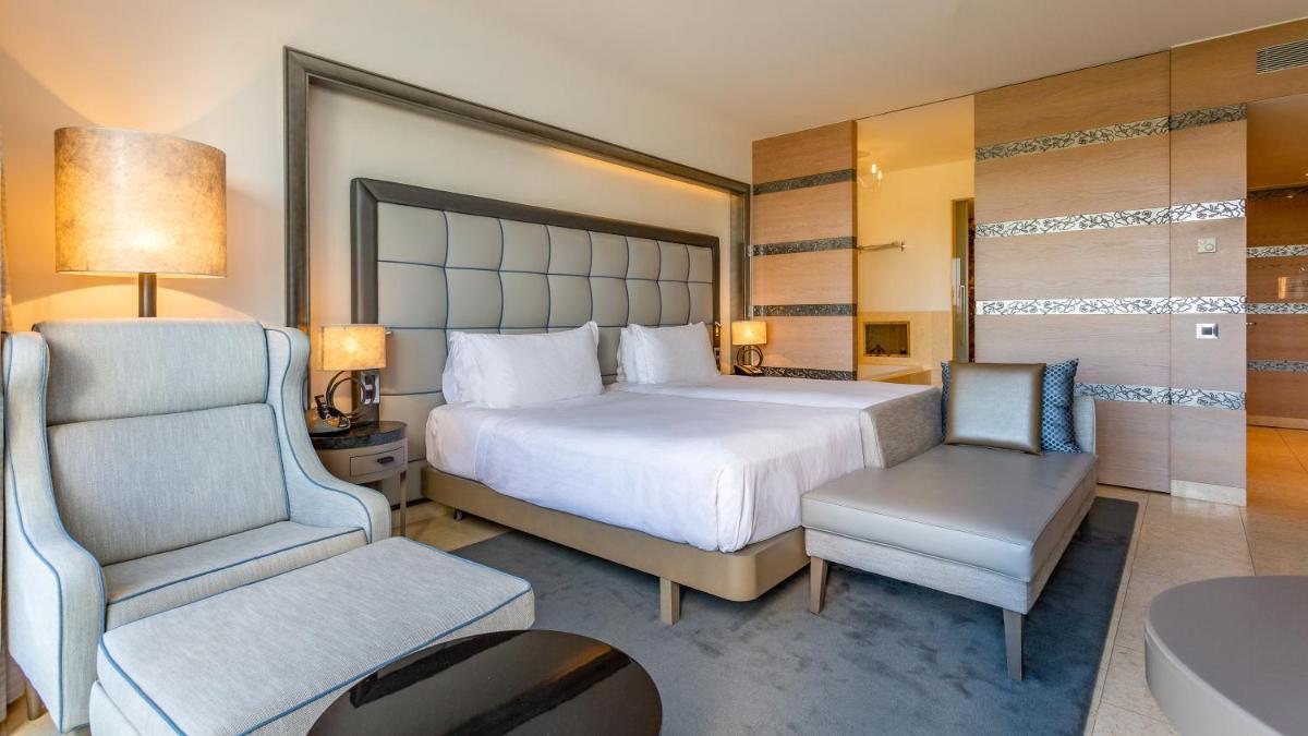 Uma cama ou camas num quarto em Conrad Algarve