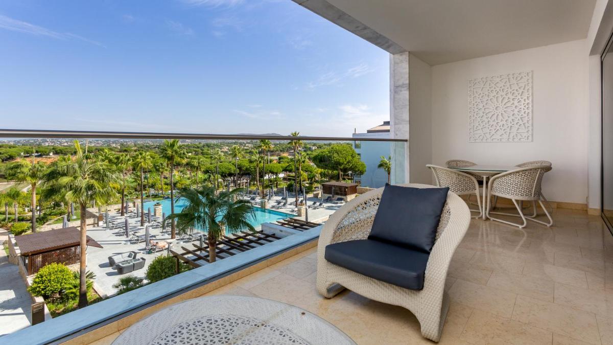 A piscina em ou perto de Conrad Algarve