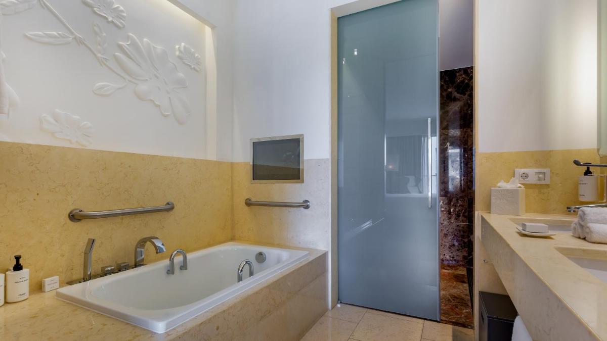 Uma casa de banho em Conrad Algarve