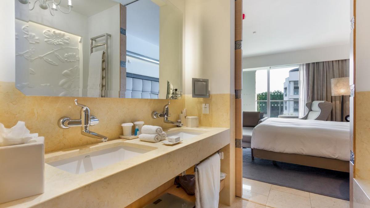 Uma cama ou camas num quarto em Conrad Algarve