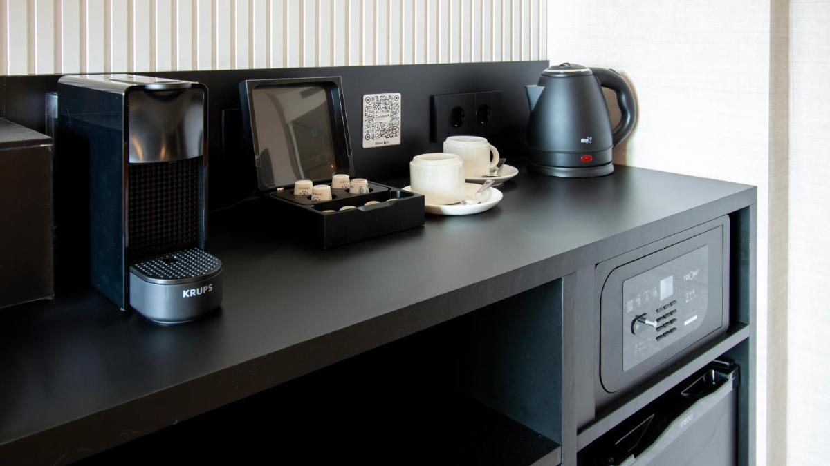 Utensilios para hacer té y café en Golden Port Salou & Spa