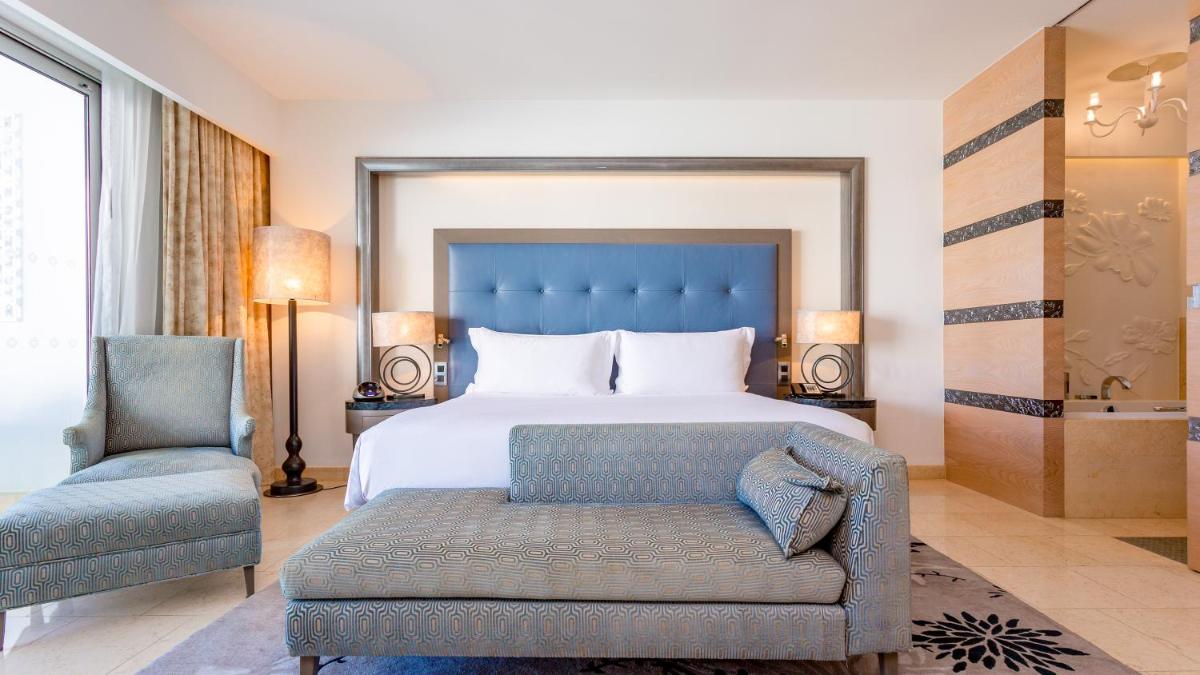 Uma cama ou camas num quarto em Conrad Algarve