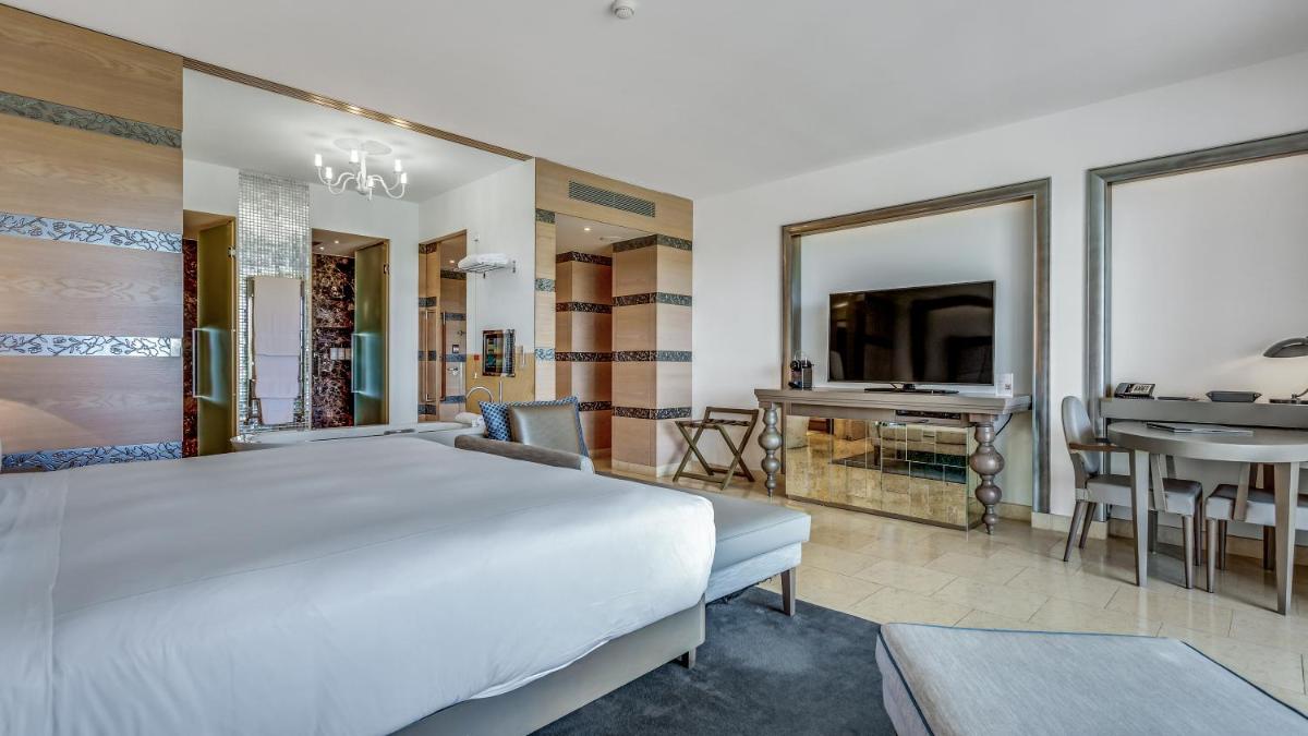 Uma cama ou camas num quarto em Conrad Algarve