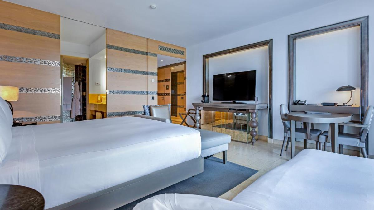 Uma cama ou camas num quarto em Conrad Algarve