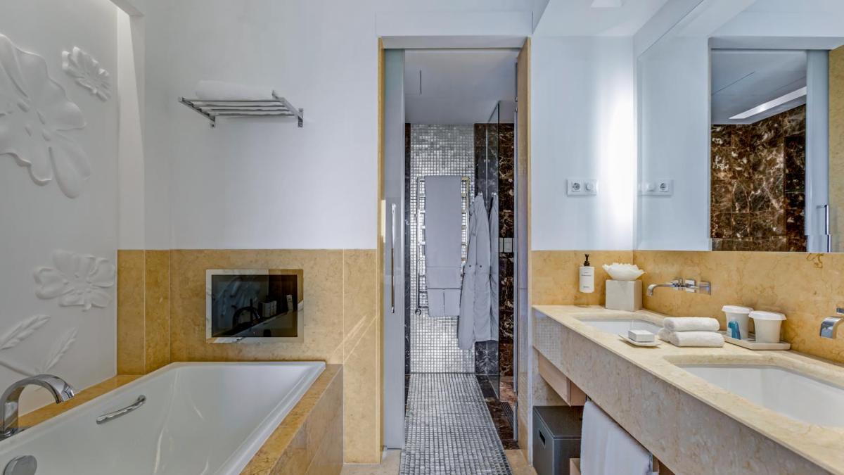 Uma casa de banho em Conrad Algarve