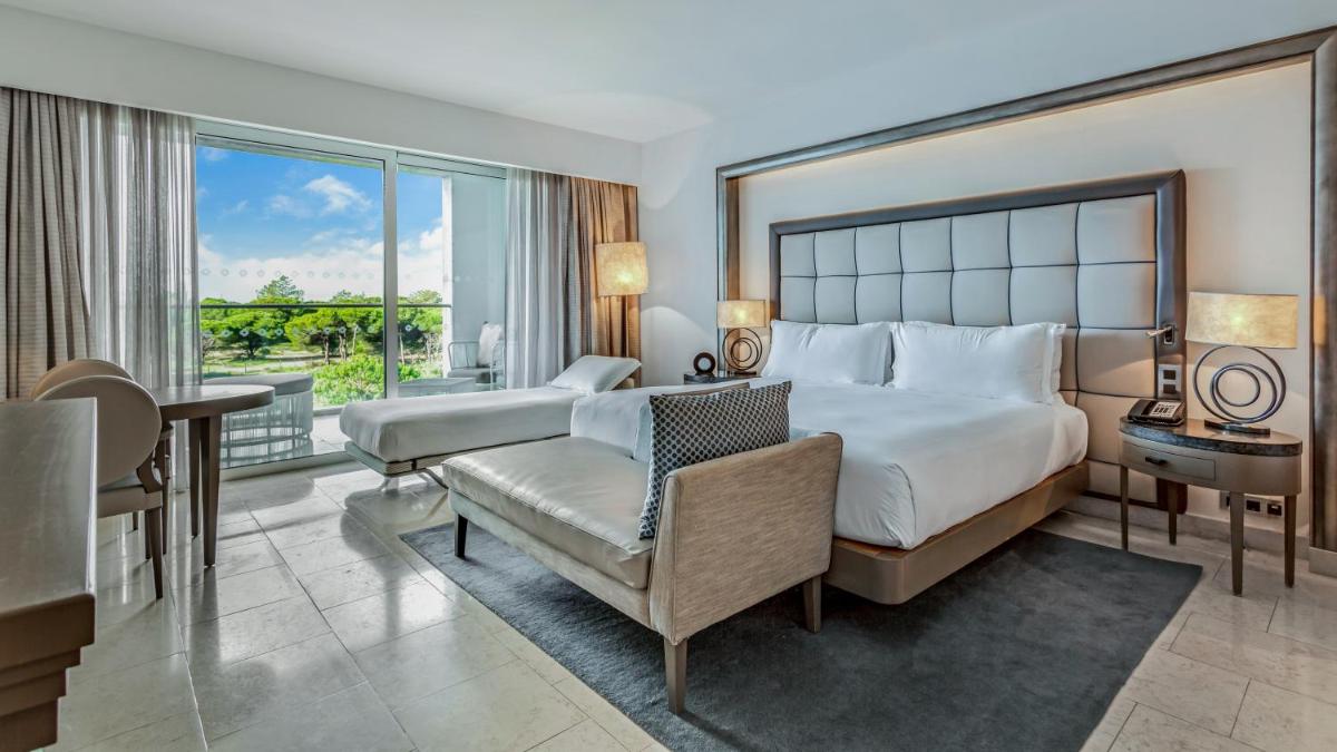 Uma cama ou camas num quarto em Conrad Algarve