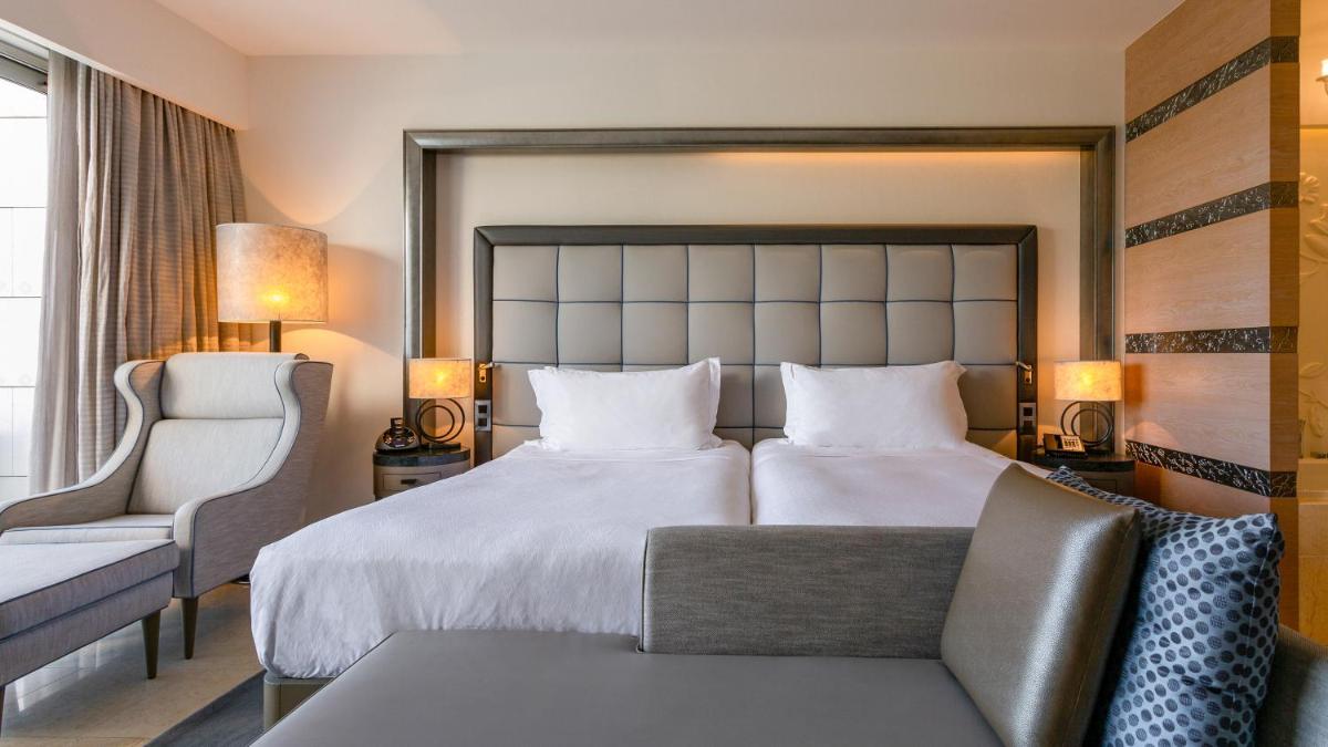Uma cama ou camas num quarto em Conrad Algarve