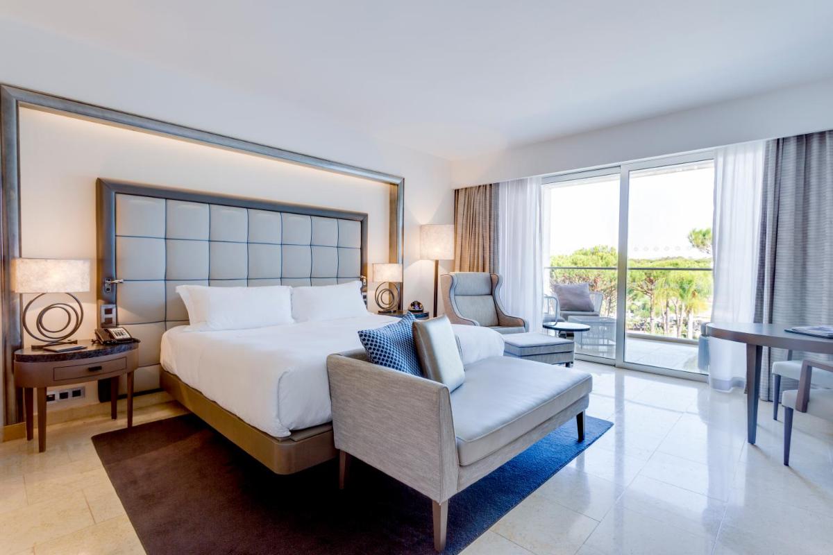 Uma cama ou camas num quarto em Conrad Algarve