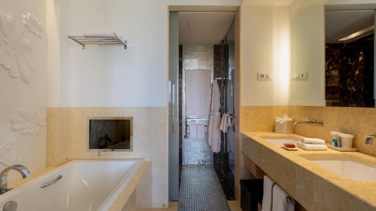 Uma casa de banho em Conrad Algarve
