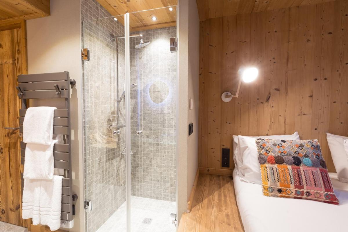 Salle de bains dans l'établissement La Maison Rouge
