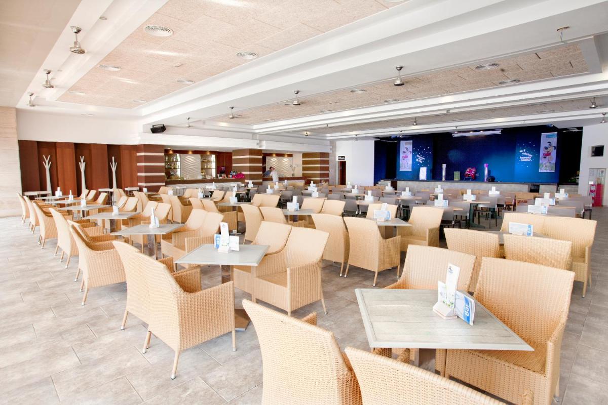 Un gran comedor con mesas y sillas. en Mar Hotels Playa Mar & Spa, en Puerto Pollensa 42 fotos más
