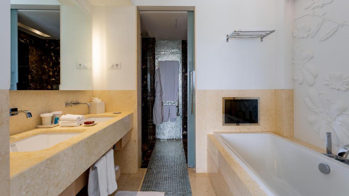 Uma casa de banho em Conrad Algarve