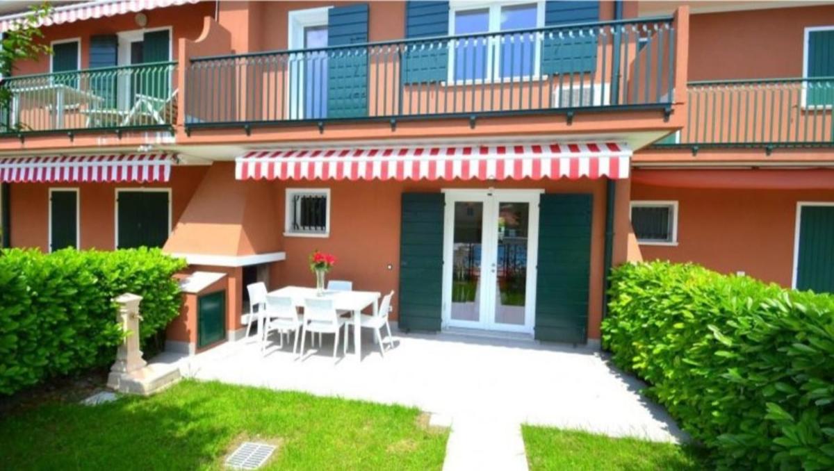 Terraced house with swimming pool - Housity
