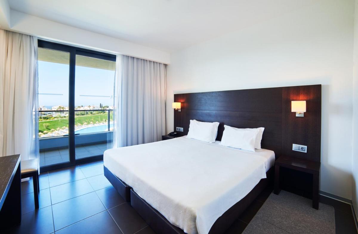 Uma cama ou camas num quarto em RR Alvor Baía Resort